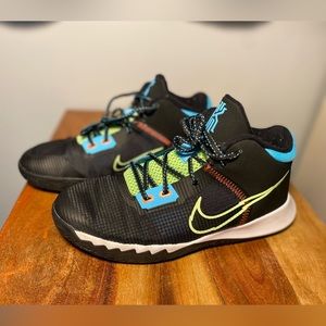 Kids GS Kyrie Flytrap basketball sneakers.